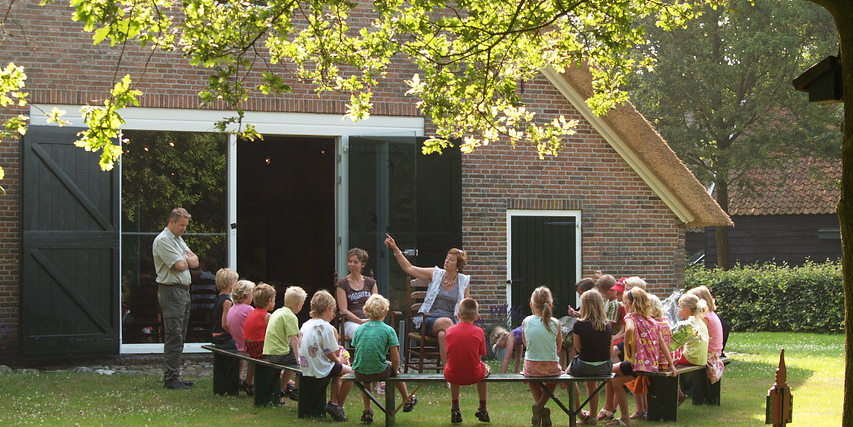 kinderen-op-bankje-van-gils