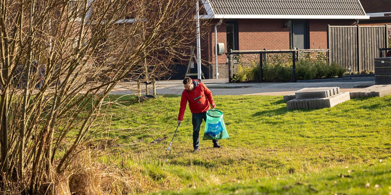 Joost Monninkhof verzamelt zwerfafval in Giethoorn - Foto Bertha van Dijk.jpg