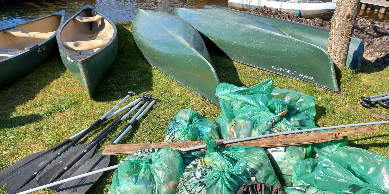 Zakken vol zwerfafval in Giethoorn