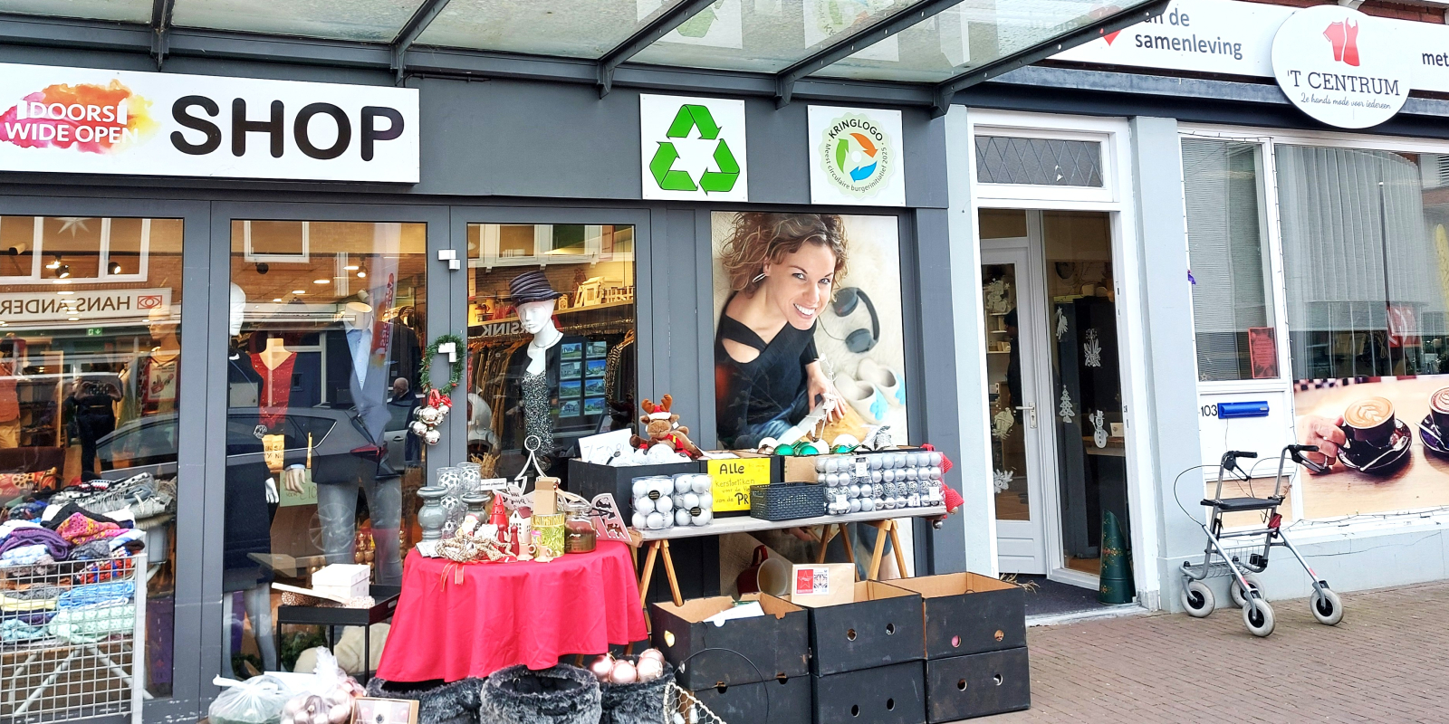 260109 Doors Wide Open winkel en inloophuis