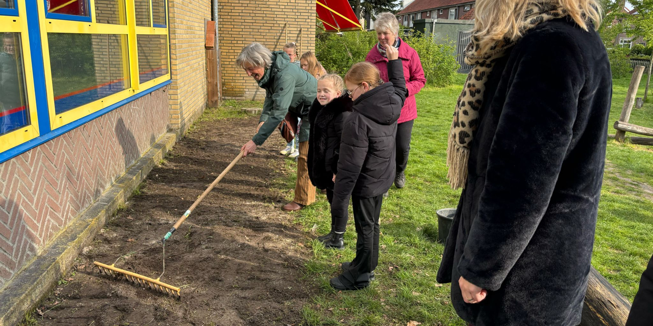 De Wegwijzer Bloemenlint harken CM en juf