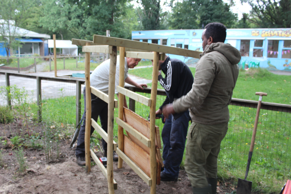 een nieuw insectenhotel bij Vluchtelingenwerk Zwolle