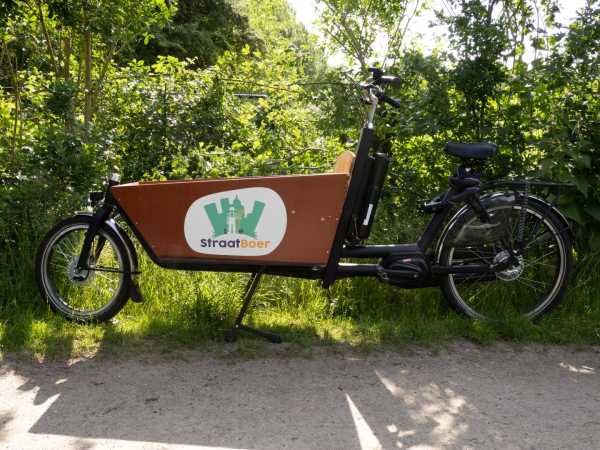 Het vervoer van de planten naar de versteende voortuinen verloopt milieubewust