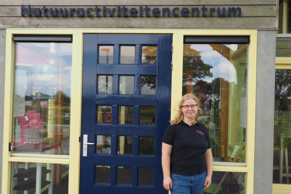 Margreet voor de toegangsdeur van De Koppel