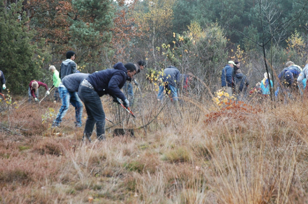 NLdoet vluchtelingen en ambtenaren aan de slag in weer en wind