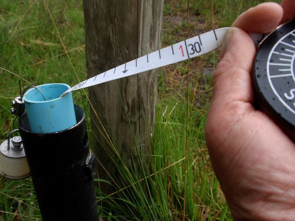 Het grondwaterpeil kan worden afgelezen met behulp van een peilbuis