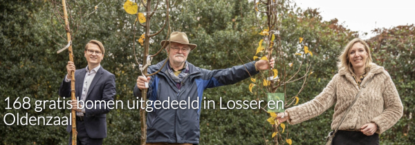 In Oldenzaal zijn er 168 bomen uitgedeeld aan 16 initiatieven. 110 van de provincie en de gemeente deed er nog 58 bij vanwege de grote belangstelling. Op de foto Theo von Pieckartz van de Groene Loper Oldenzaal tussen de wethouders.
