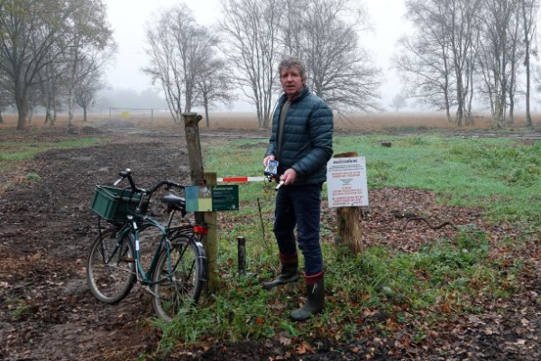 Sjaak Bruggeman is de grondwaterdata aan het uitlezen