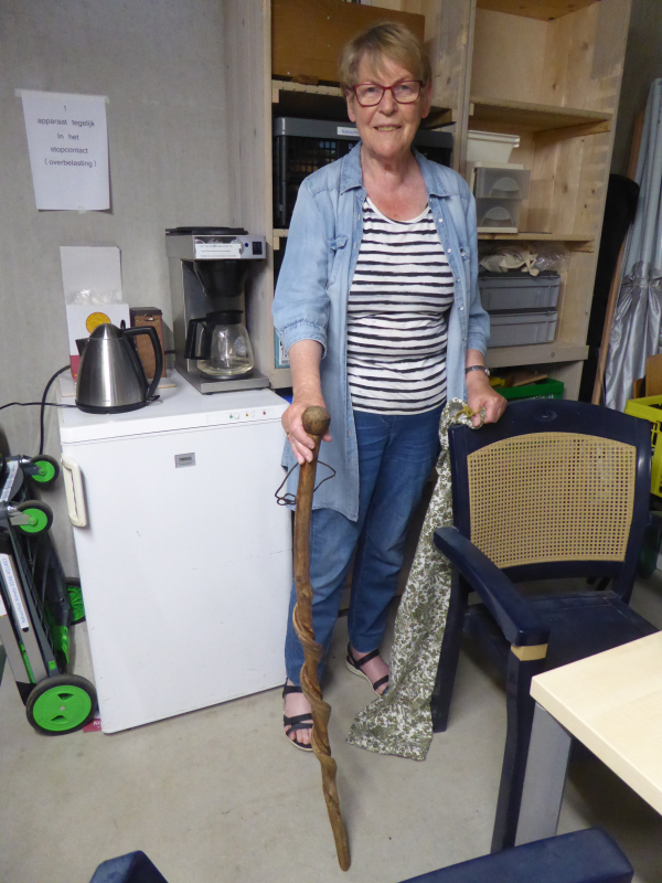 Toos van der Zwart in de IVN-hoek van het Natuurhus met een Twentse goastok, een nieuw thema van de Groene Visite.