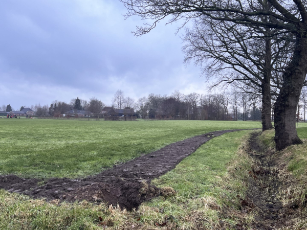 Beeld van het buurtschap Elshof met het voorbereide weiland waar de heg en de bomen komen.