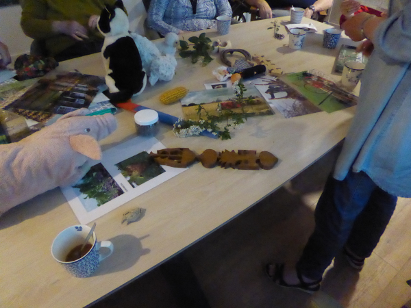 De tafel in het woon-zorgcomplex komt vol te liggen met foto's en allerlei voorwerpen die te maken hebben met de boerderij.