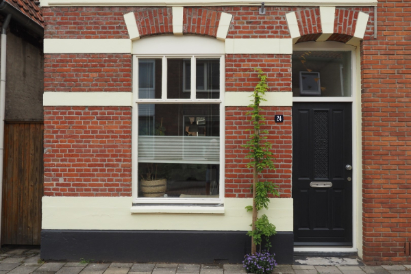 Vooroorlogse gevel Enschede met 1 gewipte tegel