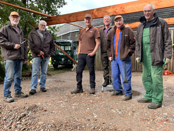 Het bouwteam bestaande uit v.l.n.r.Hennie (bouwpastoor), Ruud, Gerrit, Arie (bouwdirectie) Freek (coördinator) en Gerard. Twee vrijwilligers Henk en Jaap zijn wegens vakantie afwezig.