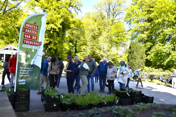 Gewapend met stoeptegels en klinkers naar het Ledeboerpark