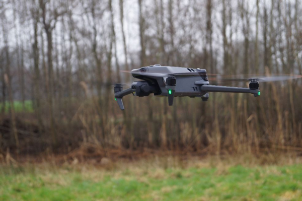 Dronepiloot in dienst van boerenlandvogels