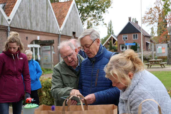 Gezellige drukte bij uitgifte waardplanten van de najaarsactie