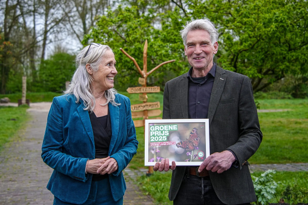 Wethouder Anja Roelfs overhandigt de prijs aan Arjan Broer