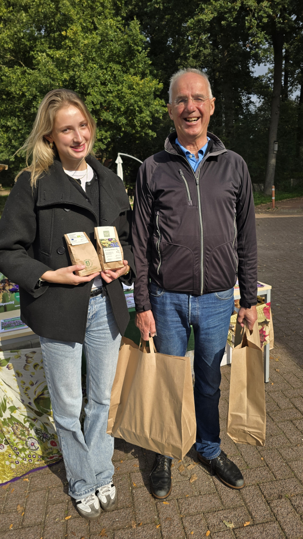 Aart de With met dochter komt de plantjes ophalen voor zijn vrouw