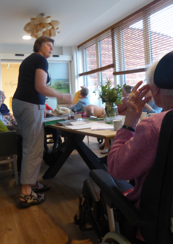 Ans Pinxteren praat met de bewoners van het woon-zorgcomplex over het leven op de Twentse boerderij.