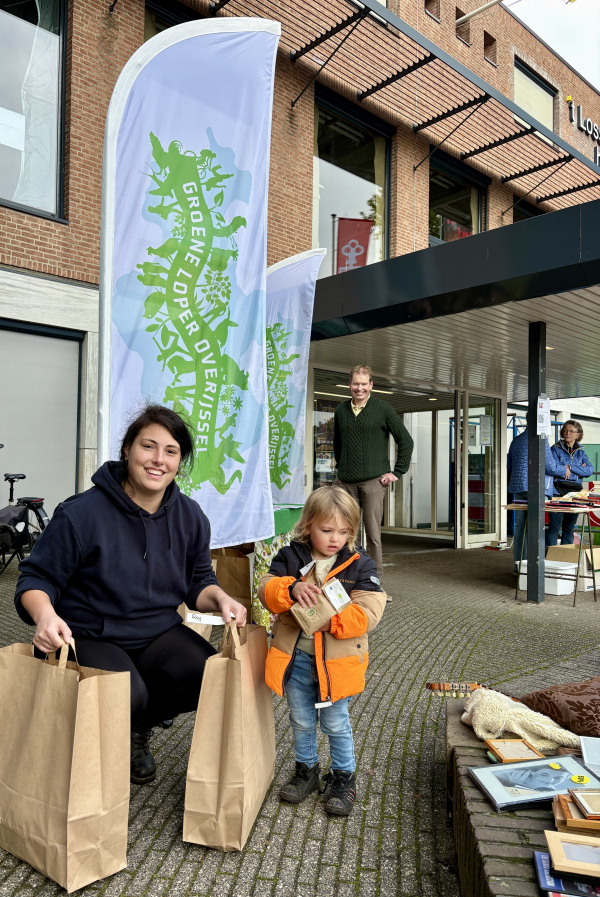 Wethouder Jan Engels heeft de planten overhandigd aan een deelnemer van de actie